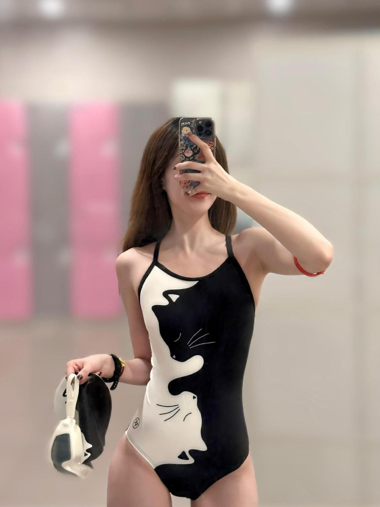 Schwarz-weißer Badeanzug mit K – Womens Suit Bewertung und Preis